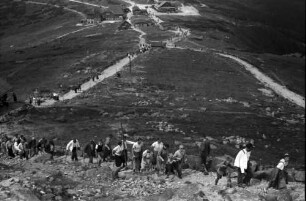 Schneekoppe: Massen ersteigen die Koppe, von oben