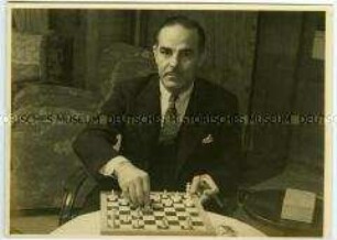 Schauspieler Douglas Fairbanks sen. beim Schachspiel an Bord des Hochseepassagierdampfers "Bremen"