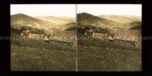 Blick über Bauernhof und Landschaft der Vogesen