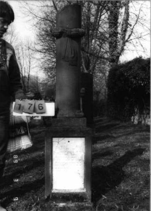 Grabstein 176 (Index: 100100197) Maße HxBxT: 182x40x38 cm Beschreibung: aufgesetzte Säule mit Kranz und Tuch (Schal): Grabstein 176