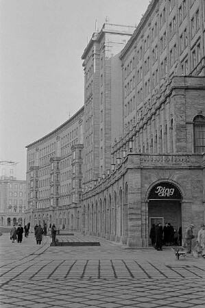 Blick auf den Ringbau mit Ringcafé am Rossplatz in Leipzig