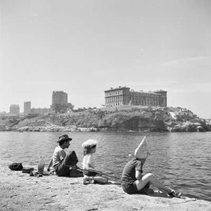 Marseille. Blick zum Palais du Pharo an der Hafenpassage des Vieux Port