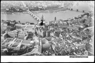 Dresden, Blick auf Altstadt und Neustadt mit Augustusbrücke und Carolabrücke, Luftbild