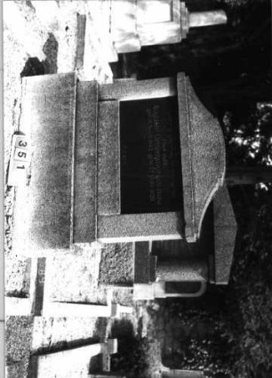 Grabstein 351 (Index: 99797202) Material: Kunststein, Granitplatte Zustand: gut Maße HxBxT: 137x114x22 cm Beschreibung: Stele, breit, getreppter Sockel, Konvexbogenaufsatz: Grabstein 351