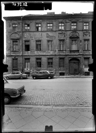 Berlin-Mitte, Neue Grünstraße 27. Wohnhaus. Straßenfront (Teilansicht) mit parkenden PKWs