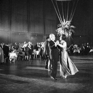 Luftwaffenball der Luftwaffengruppe Süd in der Schwarzwaldhalle und Gartenhalle.