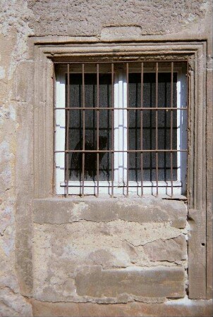 Detail voriges Bild: Fenster mit profiliertem Fenstergewände in N-Seite Gutshaus; Jahreszahl 1663