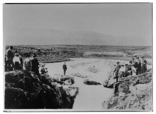 Akureyri (Island). Touristengruppe (Passagiere des Hochseepassagierdampfers "Victoria Luise") am Kopf des Glera-Falls. Blick flussaufwärts (nach Südwest)