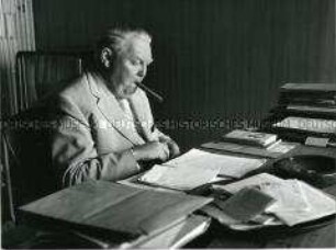 Ludwig Erhard am Schreibtisch in seinem Haus am Tegernsee