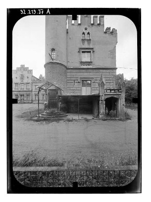 Gusow (Gusow-Platkow), Schloßstraße 7. Schloß (Baubeginn 1870; F. Neubart). Teilansicht von Südost