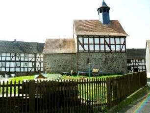 Michelsberg-Evangelische Kirche - Ansicht von Norden mit Langhaus (romanisch gegründet-Fachwerkaufsatz 17 Jhd als Speicherboden) und Chor (romanisch gegründet) über (ehemaligen) Kirchhof