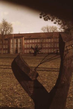 Ausstellungseröffnung "Plastiken, Aquarelle, Radierungen" (Rolf Goerler): Stormarnhaus: Nordseite: Skulpturen