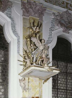 Engelgruppe mit Symbolen von Glaube, Liebe und Hoffnung