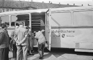 Einsatz des ersten Bücherbusses der Stadtbibliothek Karlsruhe.