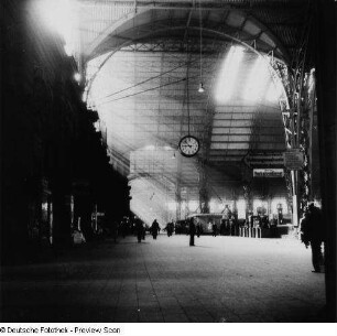 Frankfurt am Main. Hauptbahnhof. Querbahnsteig der Bahnsteighalle
