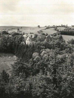 Lauenstein, Schloss und Ruine Lauenstein. Blick von Nordosten über das Müglitztal