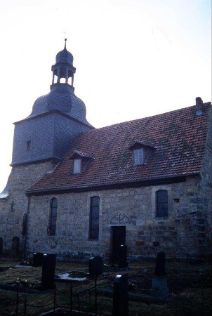 Kirche mit Friedhof von Nordwest; Türbogenfeld über Eingang