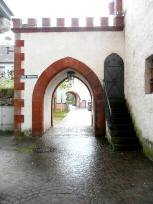 Stadtbefestigung-Oberes Tor (Stadttor)- Hauptturm im Osten - Mannpforte mit offenem Durchgang (historisierend renoviert)