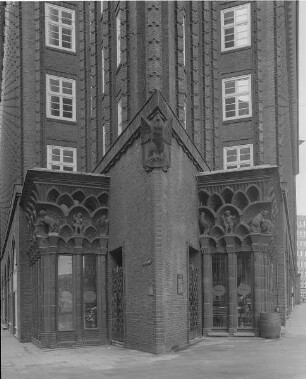 Chilehaus (Geschäftshaus) : Hamburg-Altstadt, Burchardplatz. Chilehaus (1922-1924, F. Höger). Eingänge Erdgeschoß