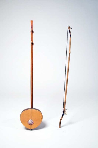 Bowl spear lute with bow