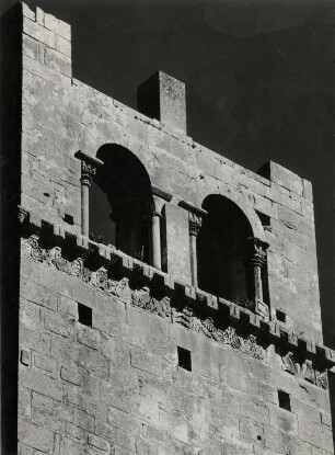 Turm der romanischen Kathedrale in Vaison la Romaine