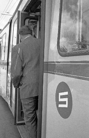 Einführung des schaffnerlosen Betriebs bei der Karlsruher Straßenbahn.