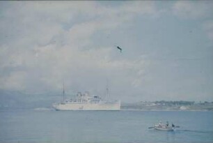 Reisefotos. Das Passagierschiff "Milwaukee" vor einer Küste