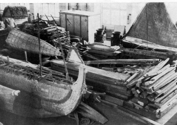 Stockage provisoire de grandes pièces ethnographiques dans le hall des véhicules à moteur de l'ancienne caserne de la Garde.