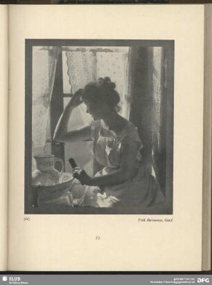 [Junge Frau mit nachdenklichem Blick am Fenster]