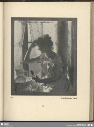 [Junge Frau mit nachdenklichem Blick am Fenster]