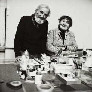 Der Maler Abraham Rattner und seine Frau in seinem Atelier