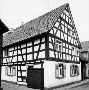 Fachwerkwohnhaus; Babenhausen, Bahnhofstraße 1