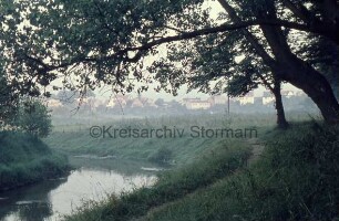 Beste: vorn Mitte Wanderweg am Kurpark: hinten Wiese: dahinter Häuser