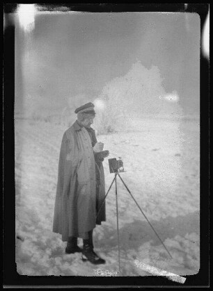 Leutnant der Reserve Freiherr von der Tann im Winter mit Fotoapparat und Stativ