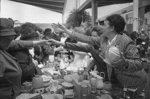 Pfennig-Basar des Internationalen Frauenclubs in der Nancyhalle.