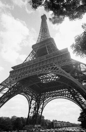 Paris: Eiffelturm, Gesamtansicht von unten