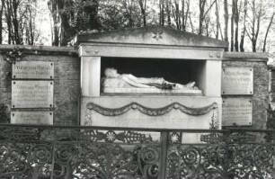 Goethe-Familiengrab : Jens Adolph Jerichau (1816-1883). Ruhestätte der Familie Goethe (Marmor, Stein). Weimar, Historischer Friedhof
