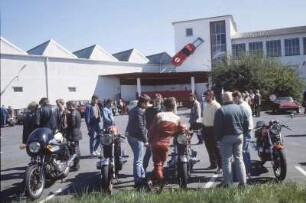 Aschaffenburg. Automobilmuseum Rosso Bianco. Motorradfahrer auf dem Gelände vor den Ausstellungshallen des Museums