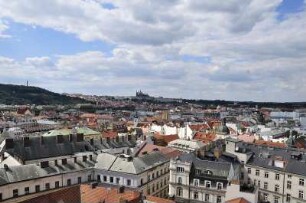 Stadtübersicht von Prag : Vom Turm des Neustädter Rathauses am Karlsplatz bietet sich ein guter Rundblick über die Altstadt von Prag. Bildhintergrund: der Hradschin mit dem Veitsdom, aufgenommen 2008