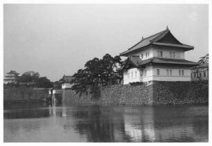 Japan. Tokio. Wachhaus am Wallgraben der Kaiserlichen Residenz