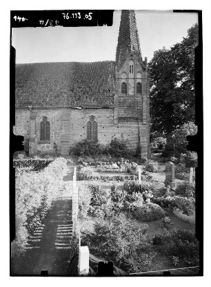 Roggow-Russow (Rerik-Russow). Kirche (Baubeginn A. 14. Jh., Umbau 1901/1904; G. L. Möckel). Ansicht über den Kirchhof von Norden