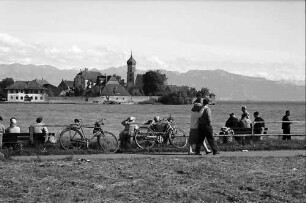 Wasserburg: Blick auf See, Halbinsel und Berge