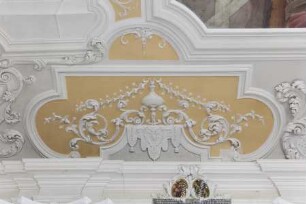 Decke der Schlosskapelle — Vier Stuckkartuschen mit Weihrauchfässern — Relief