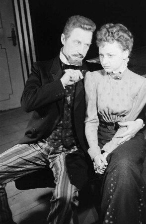 Szenenbilder aus der Komödie "Der Teufelsschüler" von George Bernard Shaw am Hebbel-Theater Berlin
