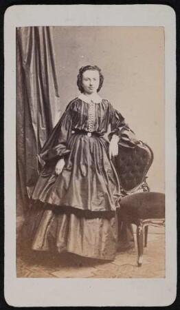 Porträt Josephine Buchey (1838-1898; Solotänzerin). Albuminabzug auf Karton (Carte-de-visite mit Atelieraufdruck verso)