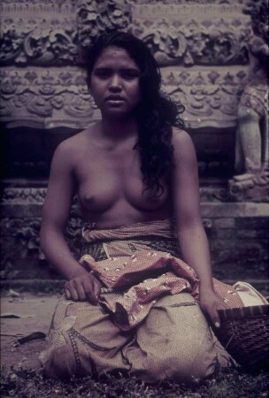 Reisefotos. Junge Frau (vor einem Tempel?)