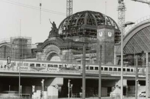 Empfangsgebäude : Hauptbahnhof (1893-1898; E. Giese, P. Weidner) während der Sanierung, Empfangsgebäude mit abgedeckter Kuppel. Blick vom Wiener Platz gegen Außengleis 19
