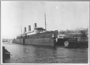 Hamburg. Hochseepassagierdampfer "Vaterland" bei der Schiffswerft Blohm & Voß im Schwimmdock