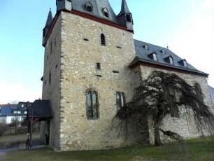 Kirchturm von Süden (rechteckig) mit Schießscharten (Schlitz- und Büchsenscharten) sowie Eckerkern