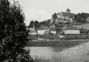 Schonungen-Mainberg, Ortsansicht : Schonungen-Mainberg. Ortsteilansicht mit Blick auf die Kirche und das Schloss über dem Main